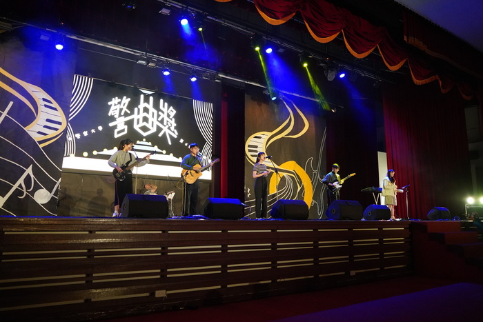 90期1隊「藍碩洪羅柏炒五華肉佐菜頭，燁！」演唱”Never the point”。