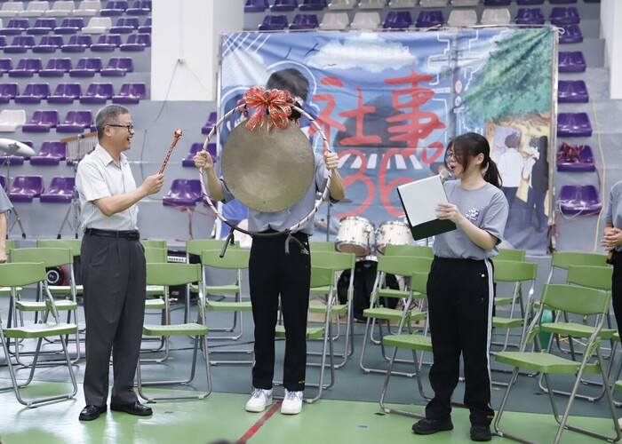 學務長為開幕儀式敲鑼，歡迎新生的加入。