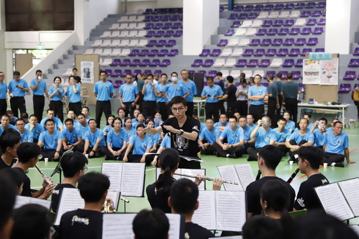 管樂隊進行第一場節目表演。