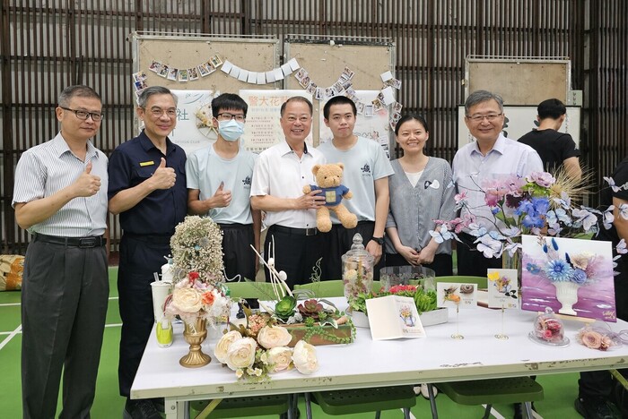 校長與花藝社合影。