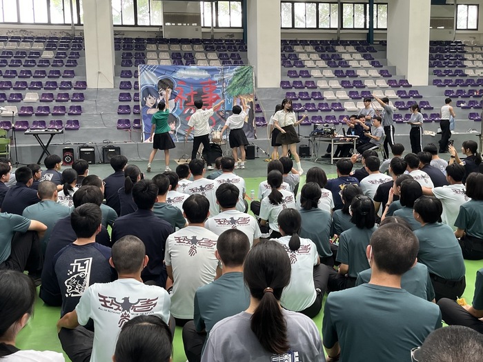 新生欣賞熱舞社表演。