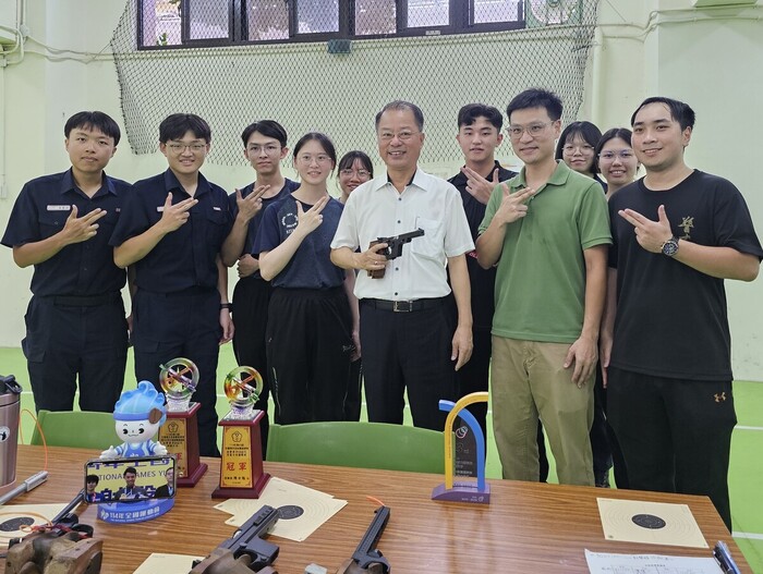 師長與射擊隊合影。