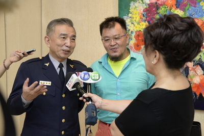 校長與白丰中老師接受華視等媒體採訪