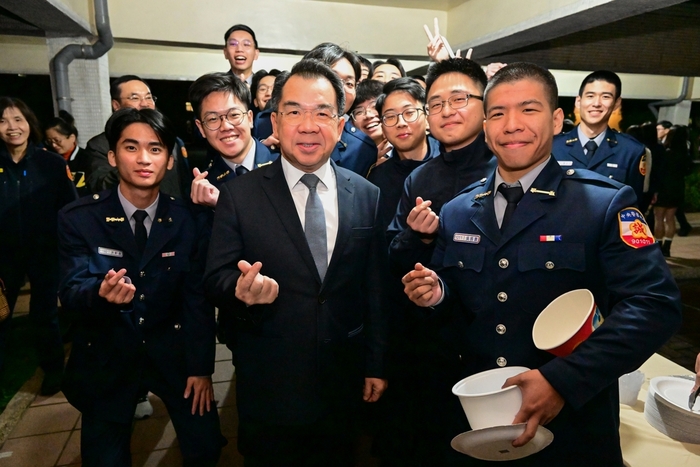 學生熱情與校長合照。