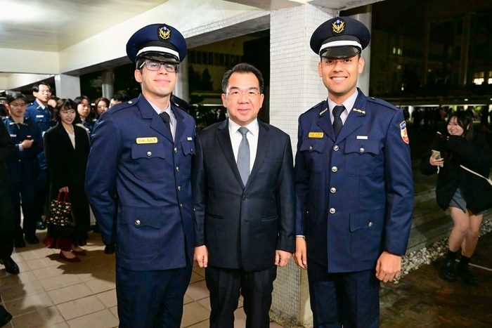 校長與本校外籍生合影。