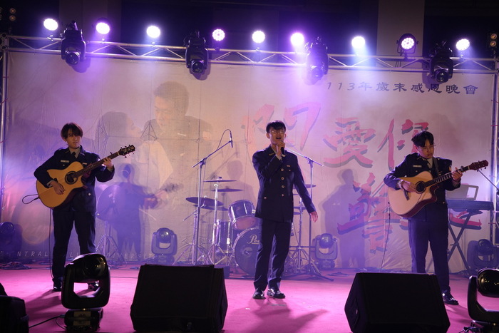 本校吉他社演出，帶來許多膾炙人口歌曲。