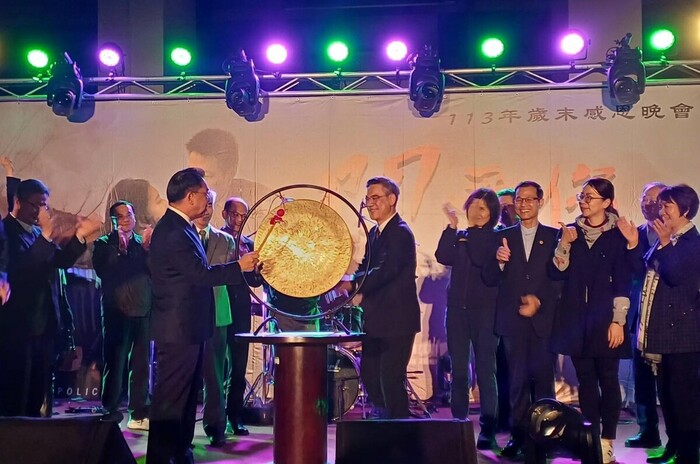 校長及各單位一級主管一同為113年歲末感恩晚會「閣愛你警擺」揭開序幕，歡迎所有校內外學生蒞臨！