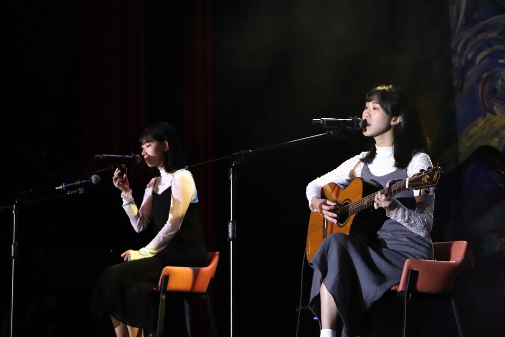 演唱組第3名─90期1隊「興附民吉18屆」自彈自唱歌曲《推開世界的門》。