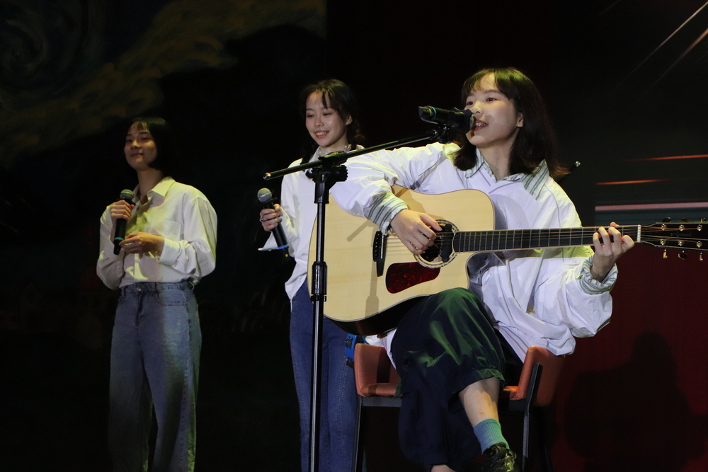 創作組第1名91期1隊「寶貝羅伊(Beiby Roy)」演唱自創曲《警賢樓之歌》。