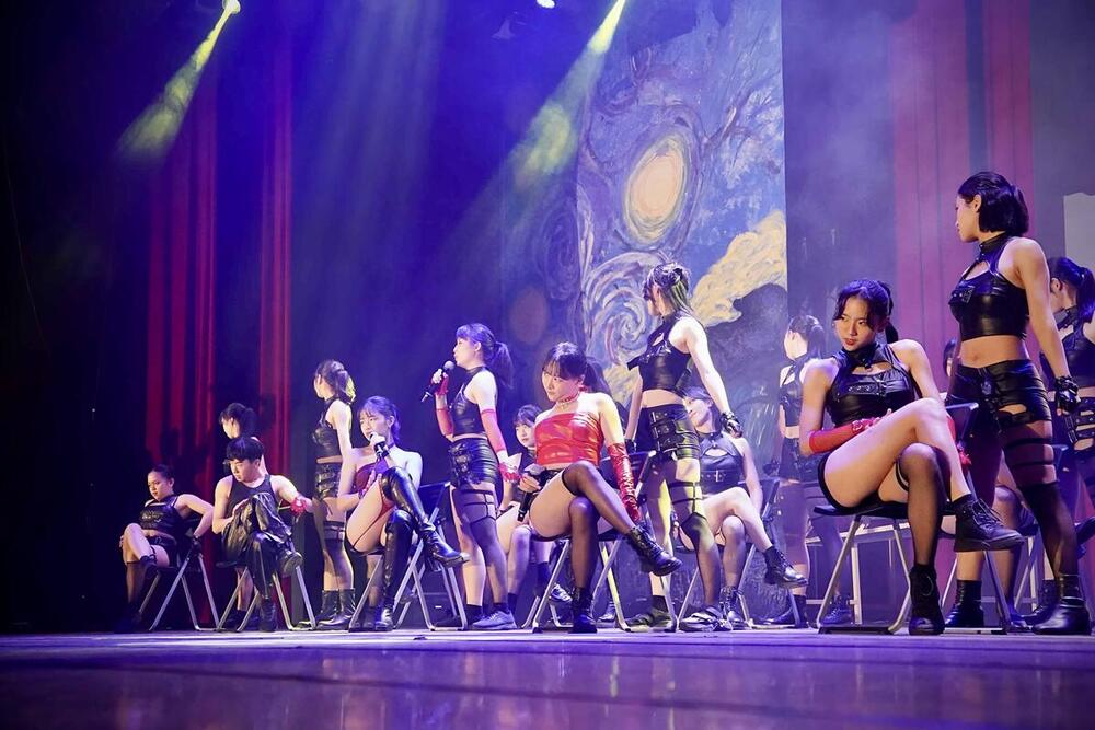 團體歌舞組第1名─92期1隊「如果是勇者欣梅爾的話一定會戳破半熟蛋」展現精湛唱功與舞技，驚豔全場。