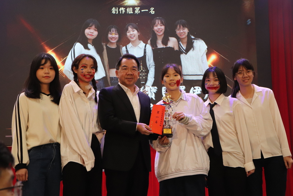 校長頒發創作組第1名予91期1隊「寶貝羅伊(Beiby Roy)」。