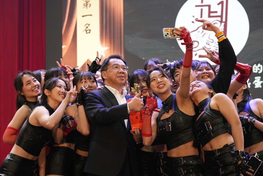 校長頒發團體歌舞組第1名予92期1隊「如果是勇者欣梅爾的話一定會戳破半熟蛋」。