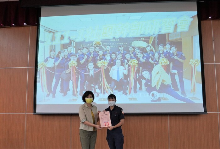 頒發110學年度社團評鑑優良社團-第1名女排社