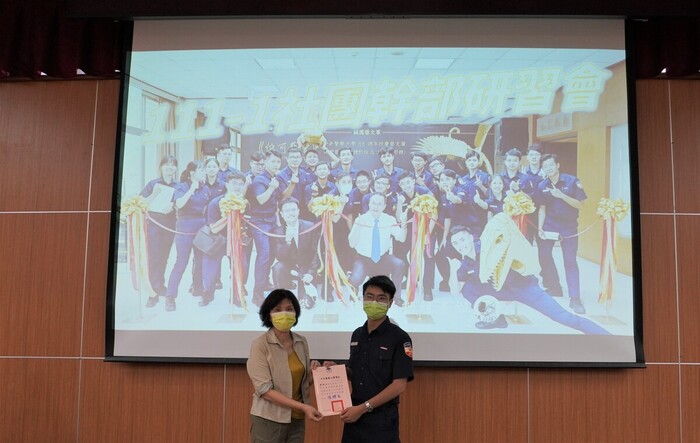 頒發110學年度社團評鑑優良社團-第3名國樂社
