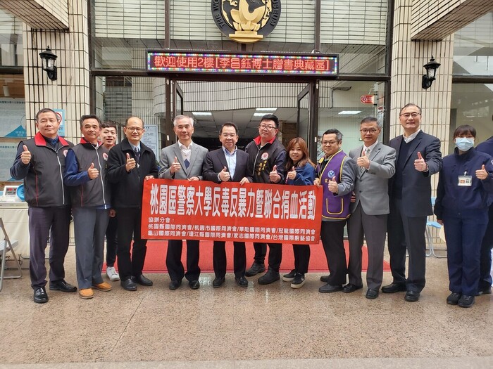 校長楊源明及現場志工、 學生合影