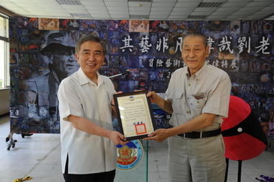校長為答謝致贈劉其偉文化藝術基金會無償協助本校舉辦展覽，特致贈感謝狀，由該基金會董事長劉怡孫(右)代表接受