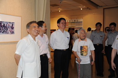 劉其偉家屬代表長媳王永元女士與校長及貴賓駐足輕鬆品賞劉老畫作