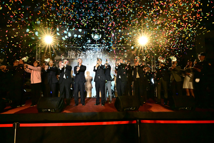 校長及各單位一級主管一同為114年歲末感恩晚會「魔法警令．夢之絮語」揭開序幕，歡迎所有校內外學生蒞臨！