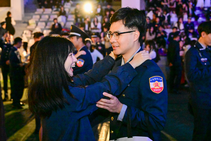 第一支舞，翩翩起舞。