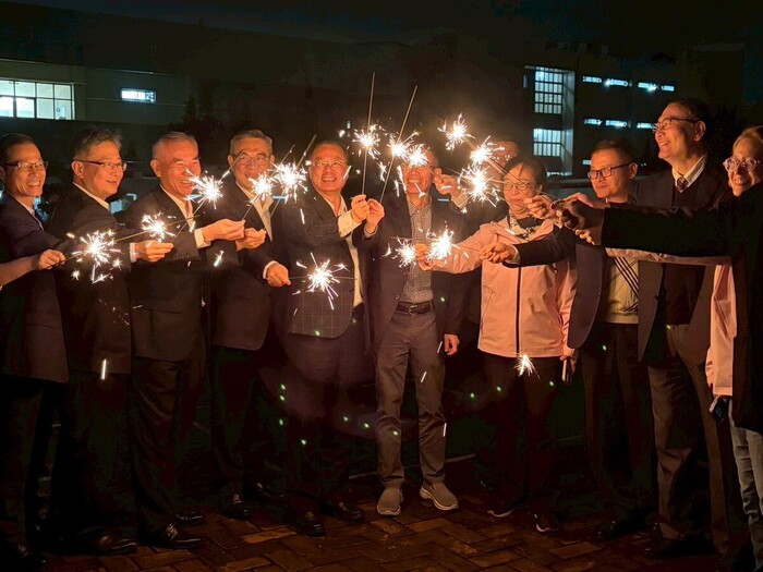 校長與各單位一級主管參與萬杖星輝仙女棒活動。