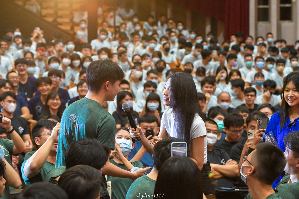 歌手陳忻玥走入觀眾區與畢業生互動。