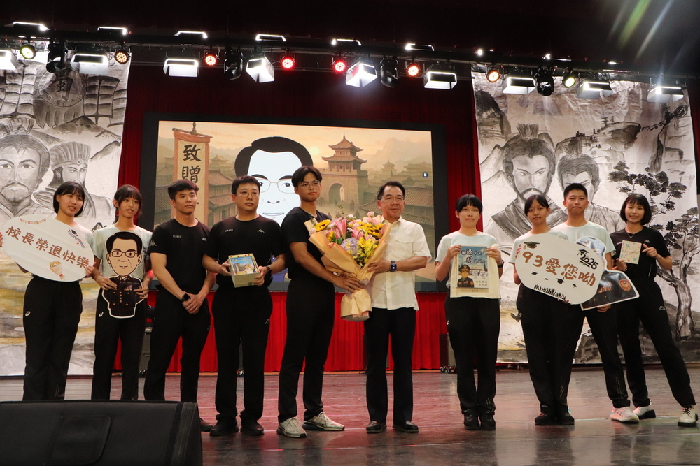 學生代表贈送花束、紀念冊及光碟給校長，祝福校長榮退快樂。