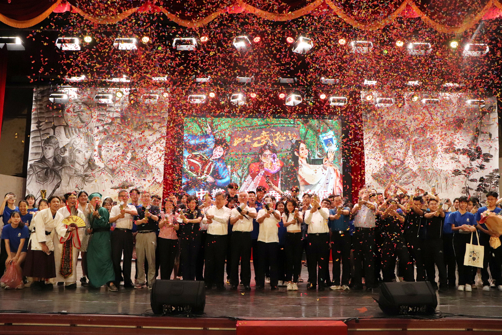 師生一同拉炮，祝福114年全體畢業生金榜題名、畢業快樂。