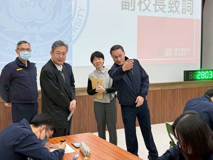 代理副校長、總隊長等師長關心現場比賽狀況。