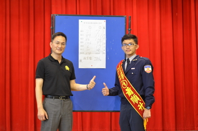 本處謝明清組長代表學務長宣告1號候選人當選並合影留念