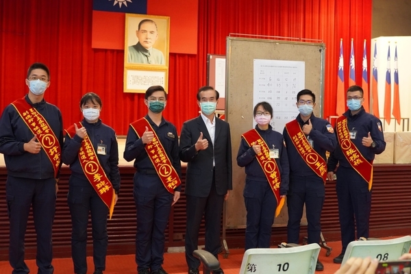 學務長與2組候選人合影