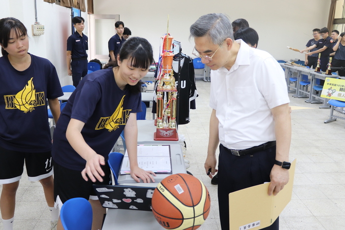 女籃社認真說明