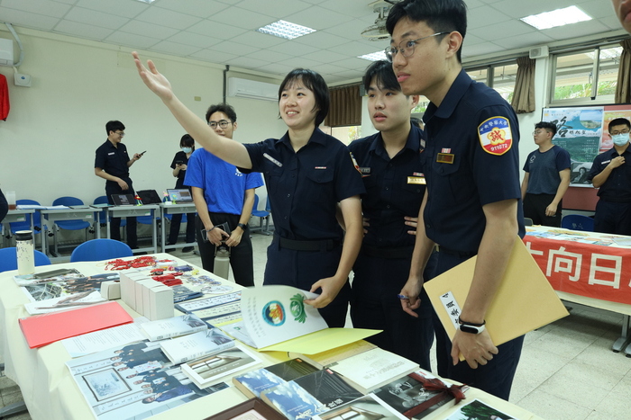 慈青社向學生委員說明中