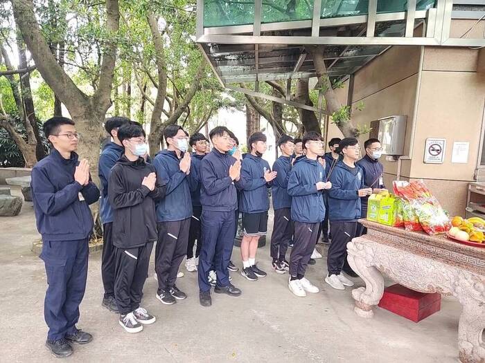 候選人在本校土地公廟祈求改選順利