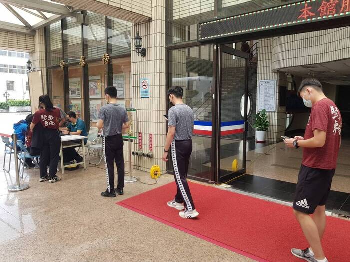 現場排隊人潮，保持適當距離。