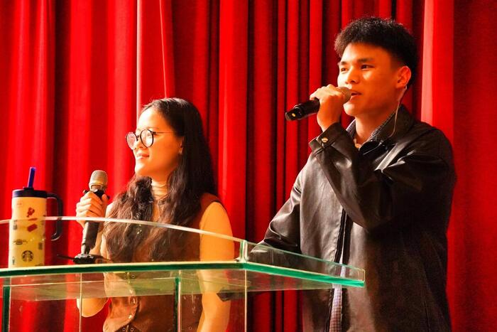 主持人熱鬧開場