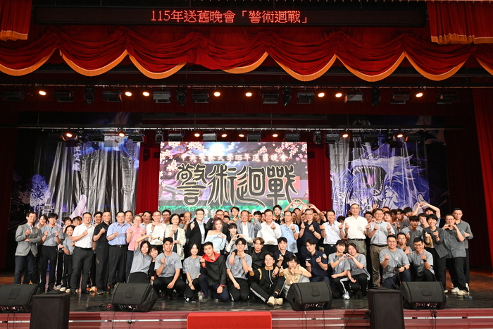 校長、各級師長與第49屆社聯會成員合影留念。