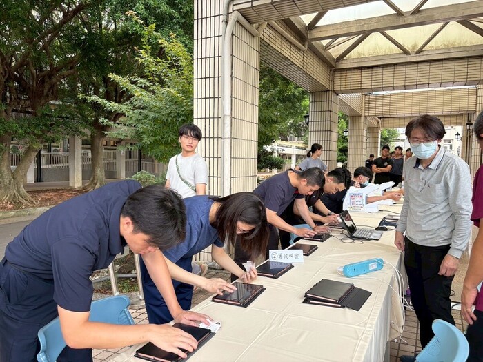 填寫捐血資料。