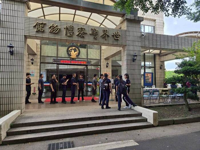 警大師生有序排隊等候捐血， 展現行動力。