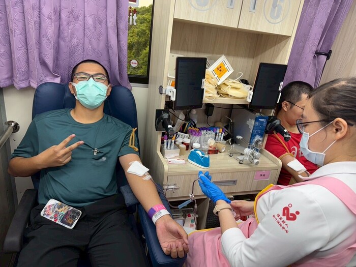 捐血進行中，學生臉上掛著笑容，用實際行動貢獻一己之力。