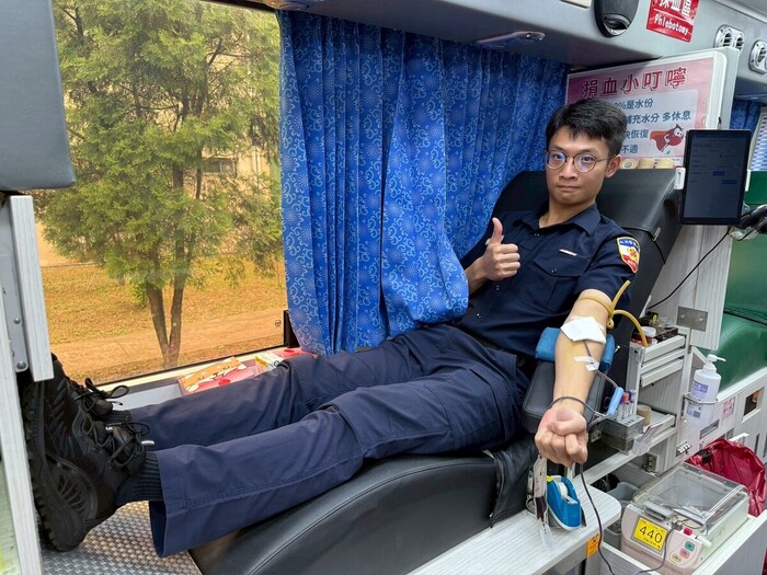 學生捐血做公益。