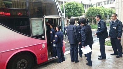 本校學生踴躍響應、排隊捐血之情景。