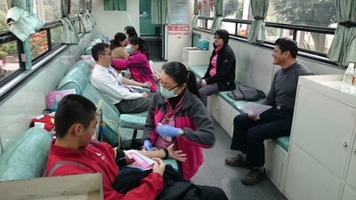 本校總務處總務長（左前三）與庶務組長（右一）等師生捐血不落人後。