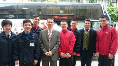 本校總務處總務長（左四）與庶務組長（右二）與參加捐血活動學生合影。