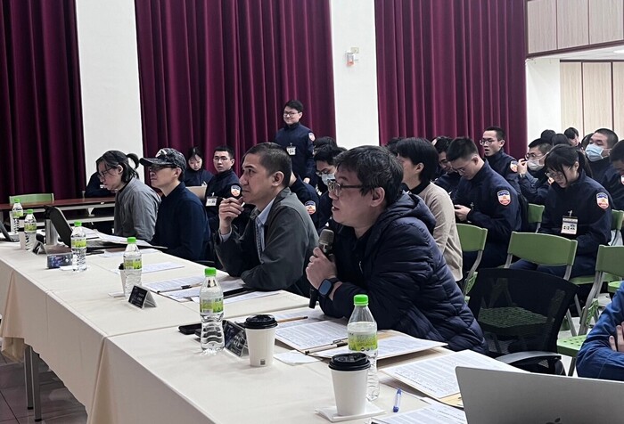 評審向競賽隊伍提問。