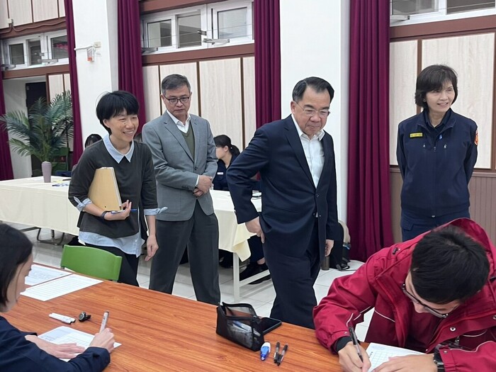 校長、學務長、總隊長關心現場比賽狀況。