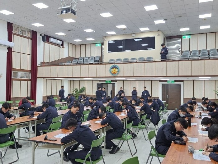 比賽現場，學(員)生練字練心。