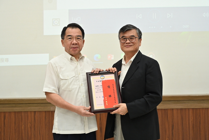 校長頒發命名徵選活動優勝人員：法律系鄧學仁教授。