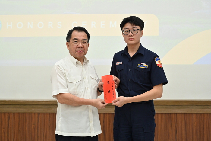 校長頒發命名徵選活動優選人員：921簡宏吉同學。