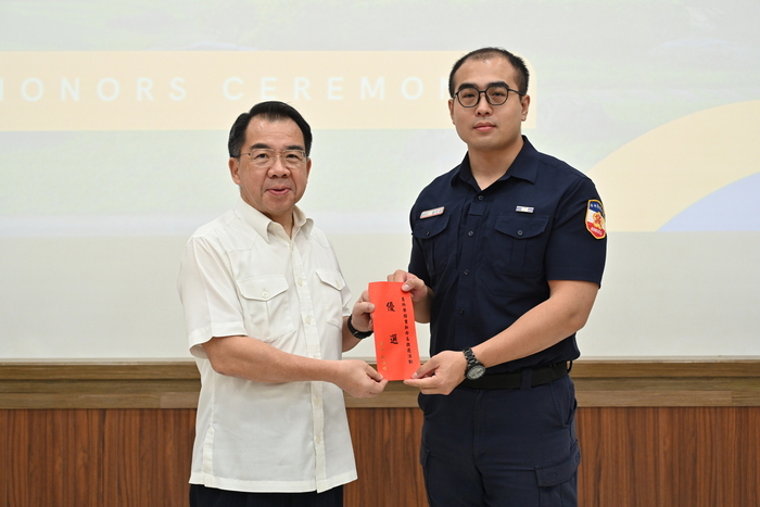 校長頒發命名徵選活動優選人員：902鍾明翰同學。