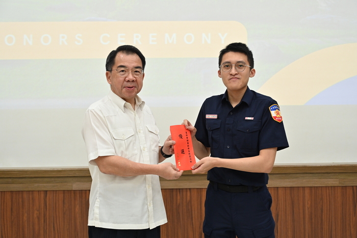 校長頒發命名徵選活動優選人員：911尤浩巴尚同學。